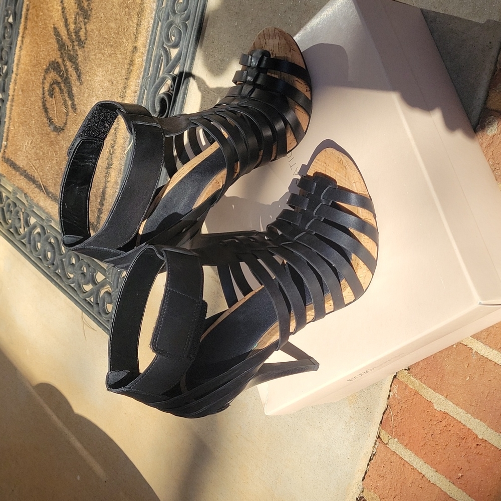BCBG BG-GERRI BLACK HEELS SIZE 10M.